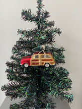 Laden Sie das Bild in den Galerie-Viewer, Glass Christmas truck with christmas tree Christmas bauble tree hanging decoration/christmas/seasonal/ glass hanging item
