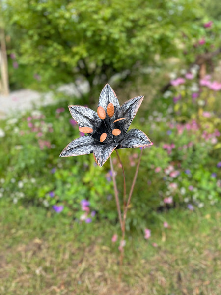 Handmade garden/outdoor lily metal garden ornament rusty and silver 110 cm Handmade garden/outdoor lily metal garden ornament rusty and silver 110 cm