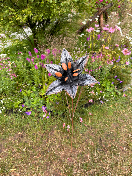 Handmade garden/outdoor lily metal garden ornament rusty and silver 110 cm Handmade garden/outdoor lily metal garden ornament rusty and silver 110 cm