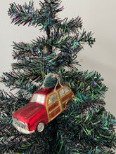 Indlæs billede til gallerivisning Glass Christmas truck with christmas tree Christmas bauble tree hanging decoration/christmas/seasonal/ glass hanging item
