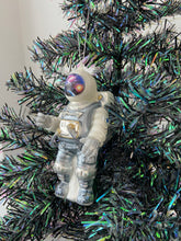 Laden Sie das Bild in den Galerie-Viewer, Glass Christmas astronaut Christmas bauble tree hanging decoration/christmas/seasonal/ glass hanging item
