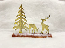 Afbeelding in Gallery-weergave laden, Handmade Christmas gold scene with two reindeers and Christmas tree on a wooden log 27 x 5 x 22cm
