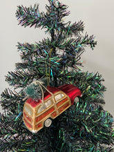 Indlæs billede til gallerivisning Glass Christmas truck with christmas tree Christmas bauble tree hanging decoration/christmas/seasonal/ glass hanging item
