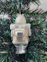 Laden Sie das Bild in den Galerie-Viewer, Glass Christmas astronaut Christmas bauble tree hanging decoration/christmas/seasonal/ glass hanging item
