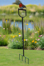 Indlæs billede til gallerivisning Handmade powder coated Robin on a spade sculpture 105cm tall
