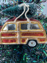 Laden Sie das Bild in den Galerie-Viewer, Glass Christmas truck with christmas tree Christmas bauble tree hanging decoration/christmas/seasonal/ glass hanging item
