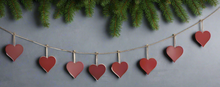 Charger l&#39;image dans la galerie, Handmade powder coated hanging red heart garland measuring 150 x 20 x 1cm
