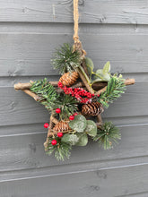 Laden Sie das Bild in den Galerie-Viewer, Handmade Hanging star wreath 25 x 25 x 7cm Christmas/seasonal hanging wreath
