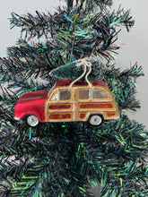 Afbeelding in Gallery-weergave laden, Glass Christmas truck with christmas tree Christmas bauble tree hanging decoration/christmas/seasonal/ glass hanging item
