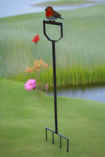 Indlæs billede til gallerivisning Handmade powder coated Robin on a spade sculpture 105cm tall - Marissa&#39;s Garden &amp; Gift
