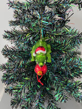 Afbeelding in Gallery-weergave laden, Glass Christmas crocodile with bauble in mouth Christmas bauble tree hanging decoration/christmas/seasonal/ glass hanging item
