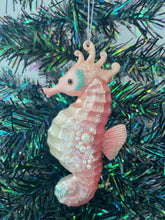 Laden Sie das Bild in den Galerie-Viewer, Glass sea horse Christmas bauble tree hanging decoration/christmas/seasonal/ glass hanging item
