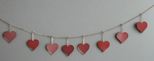 Laden Sie das Bild in den Galerie-Viewer, Handmade powder coated hanging red heart garland measuring 150 x 20 x 1cm
