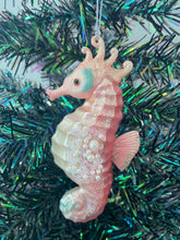 Afbeelding in Gallery-weergave laden, Glass sea horse Christmas bauble tree hanging decoration/christmas/seasonal/ glass hanging item
