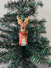 Afbeelding in Gallery-weergave laden, Glass Christmas deer woodland animal Christmas bauble tree hanging decoration/christmas/seasonal/ glass hanging item
