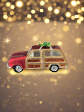 Afbeelding in Gallery-weergave laden, Glass Christmas truck with christmas tree Christmas bauble tree hanging decoration/christmas/seasonal/ glass hanging item
