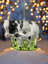 Charger l&#39;image dans la galerie, Christmas cow and calf bauble tree hanging decoration/christmas/seasonal/ glass hanging item
