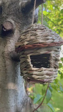 Indlæs og afspil video i gallerivisning Handmade hut weave rattan birdhouse 14 x 14 x 17cm
