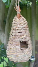 Video laden en afspelen in Gallery-weergave, Handmade teardrop  weave rattan birdhouse 26x11x11cm
